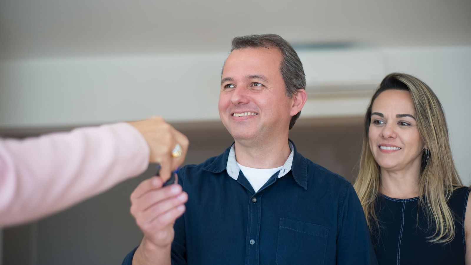 Une remise de clés d'appartement entre deux personnes