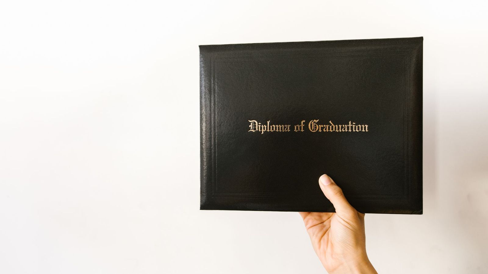 Un diplôme tenu à la main