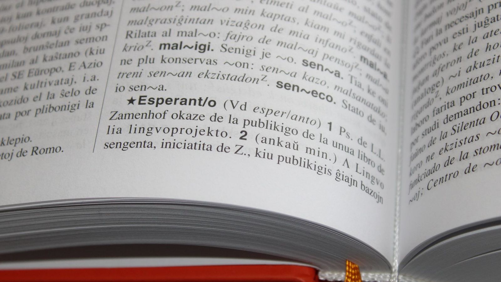 Un dictionnaire ouvert sur une page de définitions